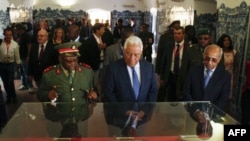 Le Premier ministre portugais, Antonio Costa, examine des objets exposés au Musée national des forces armées angolaises lors d'une visite à Luanda, la capitale, le 17 septembre 2018.