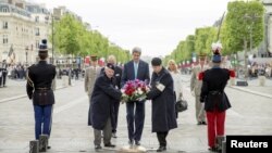 美国国务卿克里参加二战结束70周年庆祝活动，向巴黎的无名烈士墓敬献花圈(2015年5月8日)