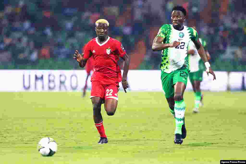 Sudan&#39;s midfielder Al Gazoli Hussein Nooh (L) fights for the ball with Nigeria&#39;s defender Kenneth Omeruo during the football match between Nigeria and Sudan.