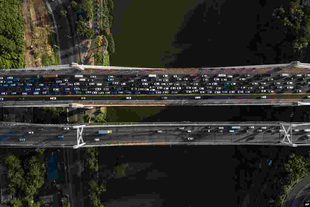 Commuters cross the Juan Pablo Duarte Bridge in Santo Domingo, Dominican Republic.