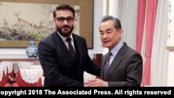 지난 2019년 1월 왕이 중국 외교담당 국무위원 겸 외교부장과 함둘라흐 모히브 아프가니스탄 국가안전보장회의 고문이 중국 베이징에서 만났다. 