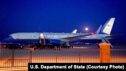 "Mặt trăng xanh" mọc ở trên nền trời phía sau chiếc chuyên cơ đưa Ngoại trưởng Mỹ tới Trung Đông và Đông Nam Á hôm 31/7. 