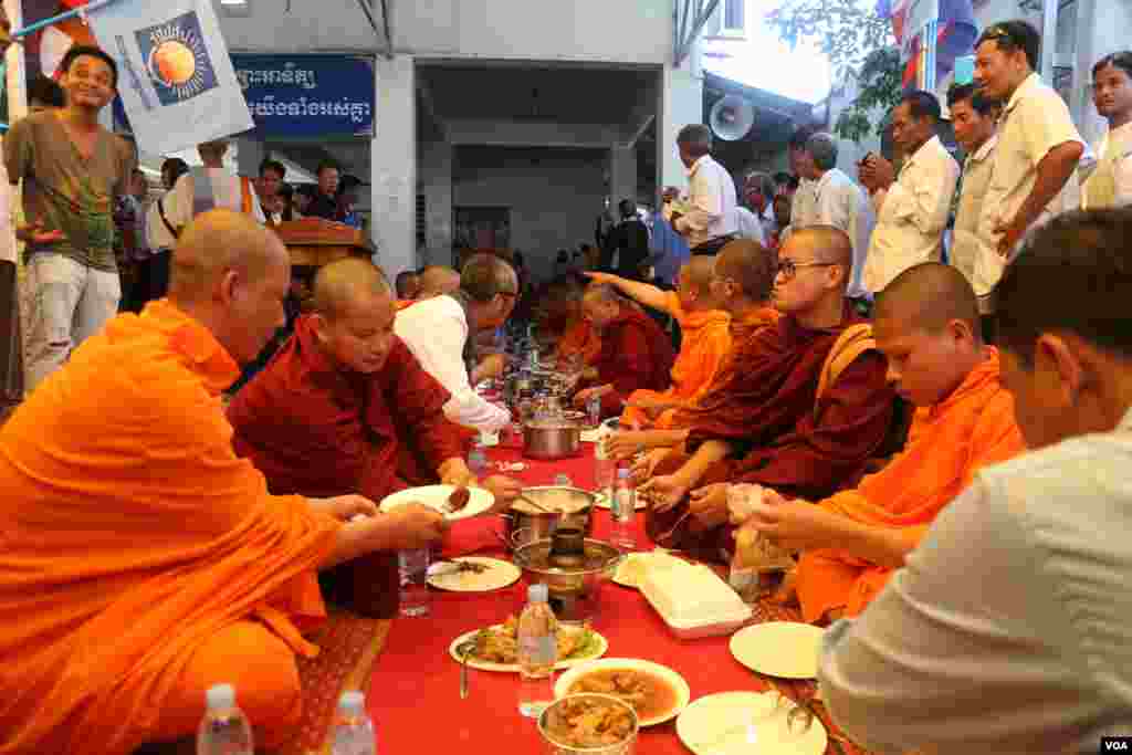Over 123 monks gather at the headquarter of the opposition CNRP party on Tuesday June 7, 2016 to hold a religious ceremony seeking help from Cambodia's sacred objects to protect lawmaker's immunity after deputy president Kem Sokha has been summoned for the forth time by the court over his alleged sex scandal. (Leng Len/VOA Khmer)