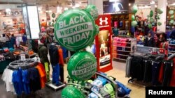 Muchas tiendas como Dick's ofrecen descuentos durante todo el fin de semana para atraer más compradores.