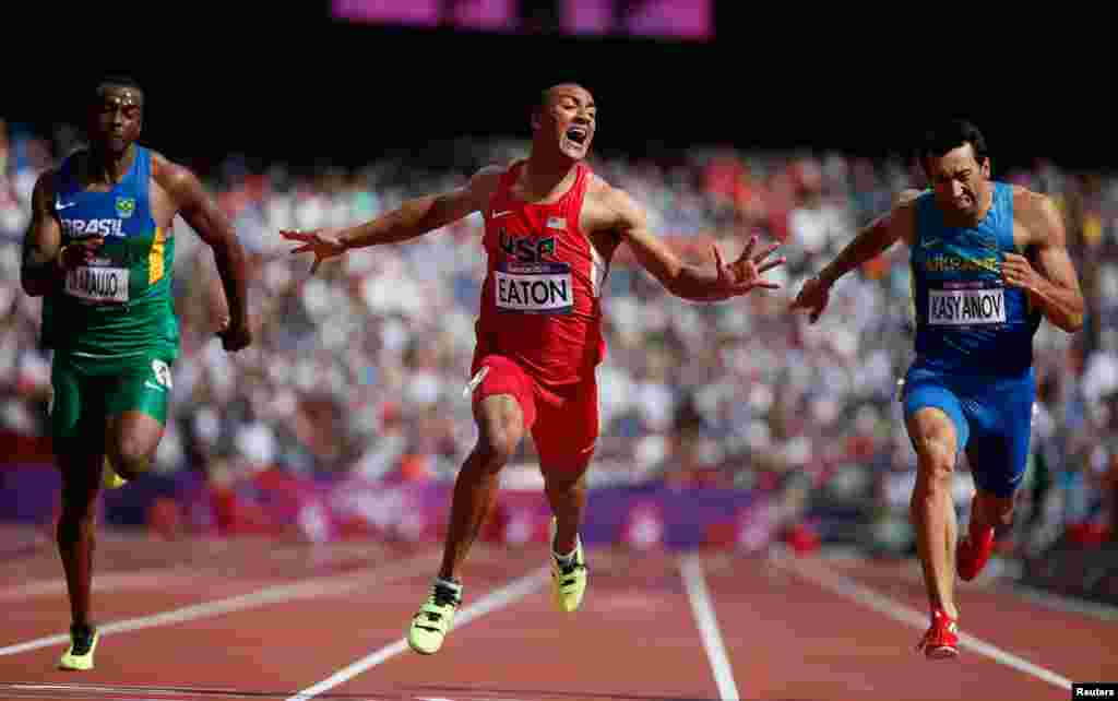 Ashton Eaton, a 24-year-old from Oregon, wins in the men&#39;s decathlon 100m heat. Brazil&#39;s Luiz Alberto de Araujo is on the left, and Oleksiy Kasyanov of Ukraine on the right.