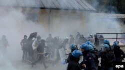 La police italienne et autrichienne se battent contre des militants de gauche et des manifestants anarchistes lors d'un rassemblement contre prévu réintroduction des contrôles aux frontières par le gouvernement autrichien à Brenner, entre l’Italie et Autr