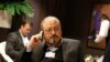 Le journaliste saoudien Jamal Khashoggi parle sur son téléphone portable lors du Forum économique mondial de Davos, Suisse, 29 janvier 2011. (AP Photo/Virginia Mayo, File)