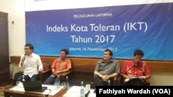 SETARA Institute merilis hasil penelitiannya mengenai kota toleran di Indonesia, Kamis (16/11) di Jakarta. Henry Simarmata, tenaga ahli utama di Unit Kerja Presiden-Pembinaan Ideologi Pancasila (UKPP) (paling kanan), Wakil Ketua SETARA Institute, Bonar Tigor Naipospos,Peneliti SETARA Institute Halili Hasan. (VOA/Fathiyah)