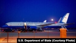 美国安德鲁空军基地上的美国国务卿克里的飞机（2015年7月31日，美国国务院图片）