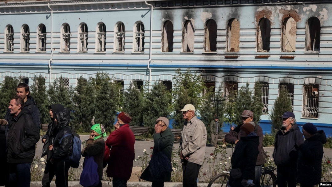 在新近被收復的烏克蘭城鎮伊久姆，當地居民排隊領取人道救援物資。(2022年9月26日)