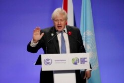 Perdana Menteri Inggris Boris Johnson melambaikan tangan saat menyelesaikan pidatonya dalam konferensi pers di KTT Iklim PBB (COP26), di Glasgow, Skotlandia, 10 November 2021.