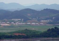 지난 5월 한국 군인들이 파주 비무장지대 철책 주변을 순찰하고 있다.