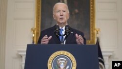 Presiden Joe Biden berbicara tentang paket bantuan senilai $95 miliar yang akan membantu Ukraina dalam perang mereka melawan Rusia, di Ruang Makan Negara Gedung Putih, 13 Februari 2024, di Washington. (Foto: AP)