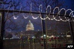 Pagar kawat berduri mengelilingi Gedung Capitol pada 15 Januari 2021 di Washington, DC menyusul kerusuhan pada 6 Januari. (Foto: AFP)