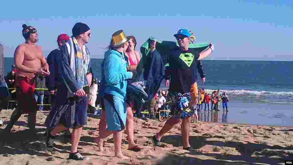 Decenas de personas desafían el frío y las gélidas aguas del Atlántico, en una &quot;carrera de pingüinos&quot; benéfica en la playa de Ocean City, Nueva Jersey. [Fotos: Mitzi Macías, VOA].
