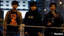 Các lãnh đạo sinh viên (từ trái sang): Joshua Wong, Lester Shum và Alex Chow tham dự cuộc biểu tình Chiếm Trung ở Hồng Kông hồi tháng 12 năm ngoái.