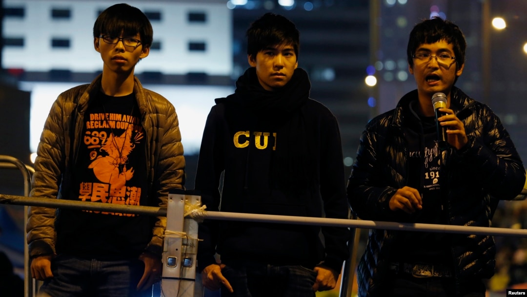 Các lãnh đạo sinh viên (từ trái sang): Joshua Wong, Lester Shum và Alex Chow tham dự cuộc biểu tình Chiếm Trung ở Hồng Kông hồi tháng 12 năm ngoái.