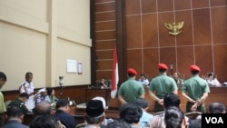 Suasana persidangan tiga terdakwa anggota Kopassus terkait penyerangan dan pembunuhan empat tahanan Lapas Sleman, Yogyakarta, 20 Juni 2013 (VOA/Nurhadi).