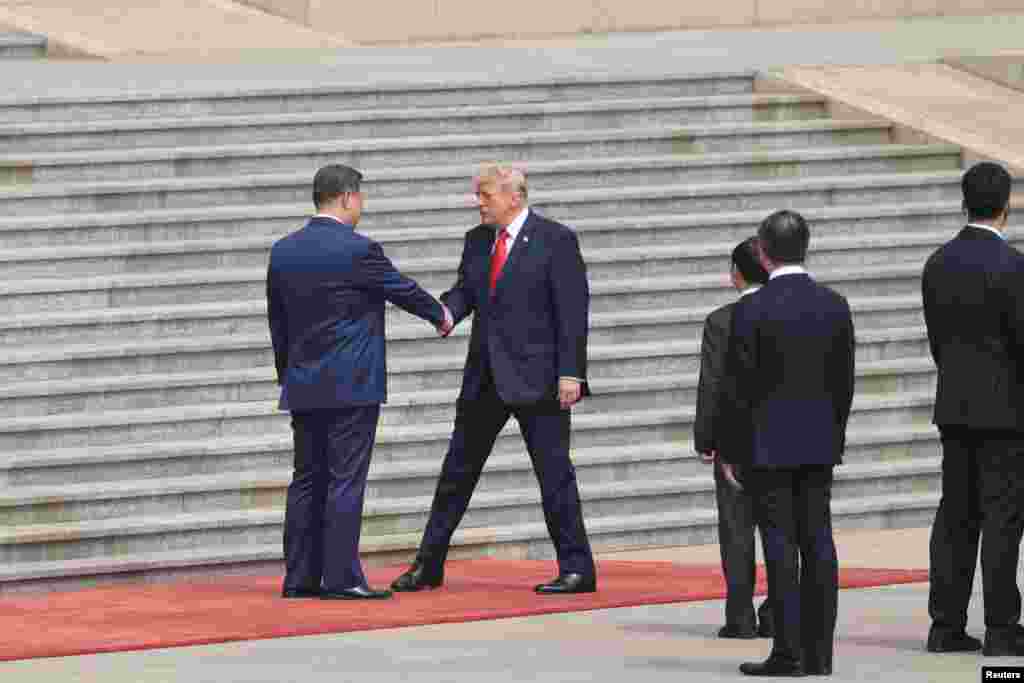 시진핑 중국 국가주석이 2026년 5월 14일 중국 베이징 인민대회당에서 열린 환영 행사에서 도널드 트럼프 미국 대통령을 맞이하고 있다.