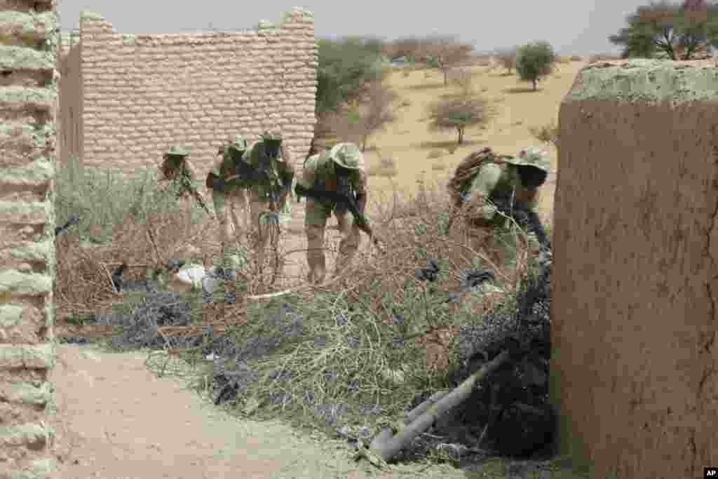 LEs troupes tchadiennes participent, avec les forces spéciales nigérianes, à un exercice de libération d&#39;otages à Mao, le Tchad, samedi 7 mars 2015.