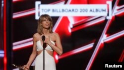 Taylor Swift menerima penghargaan Top Billboard 200 Album untuk "1989" pada 2015 Billboard Music Awards di Las Vegas, Nevada, Mei 2015. (Reuters/Mario Anzuoni)