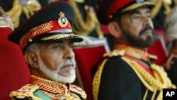 Le sultan Qabous ben Saïd d'Oman assistant à une parade militaire, Mascate, le 18 novembre 2005. 