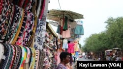 Une commerçante devant son étalage en attente d'éventuels clients, à Lomé, Togo, 21 décembre 2017. (VOA/Kayi Lawson)