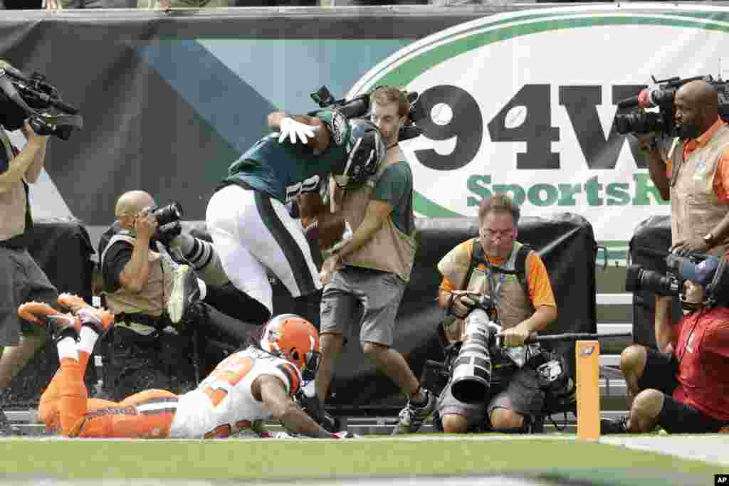 Philadelphia Eagles&#39; Jordan Matthews crashes into a television photographer after catching a touchdown pass against Cleveland Browns&#39; Tramon Williams during the first half of an NFL football game in Philadelphia, Pennsylvania.