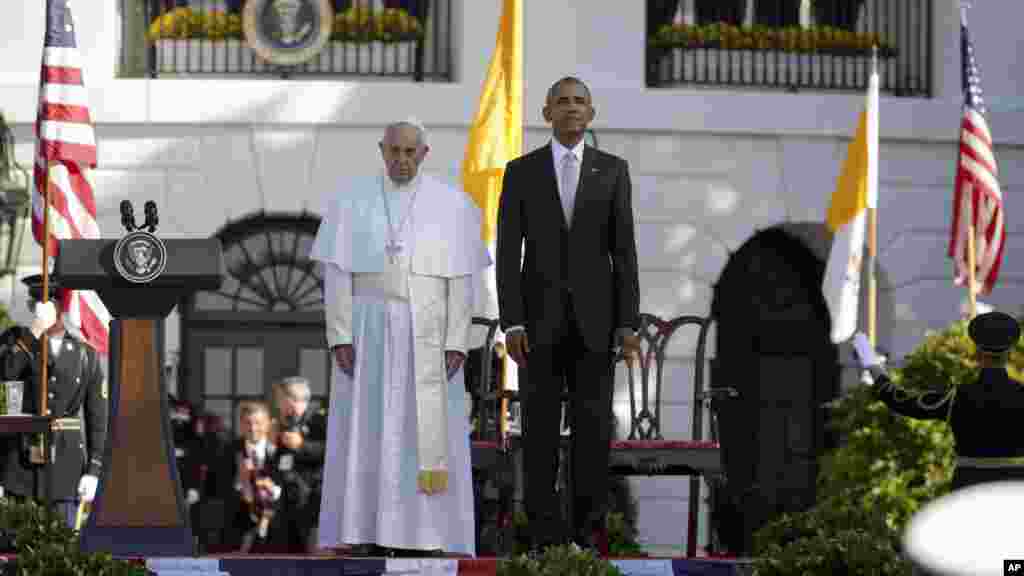 Le président Barack Obama et le pape François, lors de l&rsquo;exécution des hymnes nationaux après l&#39;arrivée du souverain pontife sur la pelouse de la Maison Blanche à Washington, 23 septembre 2015.