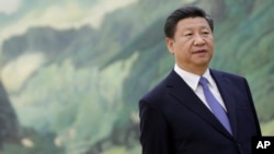 ປະທານປະເທດຈີນ ທ່ານ Xi Jinping ຢືນຢູ່ ລະຫວ່າງ ກອງປະຊຸມ ກັບທີ່ປຶກສາ ດ້ານຄວາມປອດໄພແຫ່ງຊາດ ທ່ານນາງ Susan Rice ໃນສາລາປະຊາຊົນ ປັກກິ່ງ 28 ສິງຫາ 2015. 