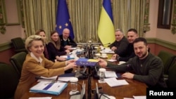 歐盟委員會主席烏爾蘇拉·馮德萊恩在基輔與烏克蘭總統澤連斯基舉行會議。 （2023年2月2日）