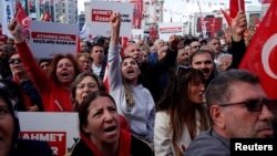 Supporters of the main opposition Republican People's Party (CHP) take part in a rally to protest the arrest of Esenyurt Mayor Ahmet Ozer, in Istanbul, Turkey, Oct. 31, 2024. 