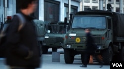 Outside Brussels’ central train station, commuters hurry toward their homes as the military guards the area, March 24, 2016. (H. Murdock/VOA)