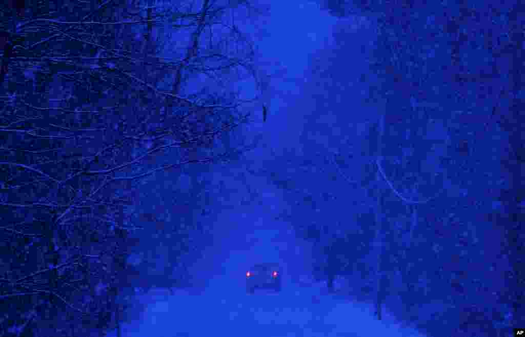 A motorist drives through a snow storm in Durham, Maine, Thursday, Dec. 29, 2016. A nor&#39;easter is expected to drop 12 to 18 inches of snow on parts of Maine. បុរសម្នាក់​កំពុង​ជិះ​ម៉ូតូ​កាត់​ព្យុះទឹកកក​នៅ​ក្រុង​&nbsp;Durham រដ្ឋ Maine សហរដ្ឋ​អាមេរិក។ តំបន់​ខ្លះ​នៃ​រដ្ឋ&nbsp;Maine ត្រូវ​គេ​ព្យាការណ៍​ថា​នឹង​មាន​ទឹកកក​ធ្លាក់​កម្រាស់ ១២ ទៅ ១៨ អ៊ីញ។