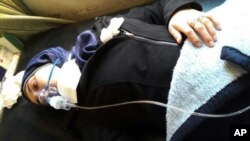 Aya Fadl se encuentra en una cama con una máscara de oxígeno para curar las dificultades respiratorias tras un presunto ataque químico en su pueblo de Khan Sheikhoun, en la provincia de Idlib, Siria, el 4 de abril de 2017.