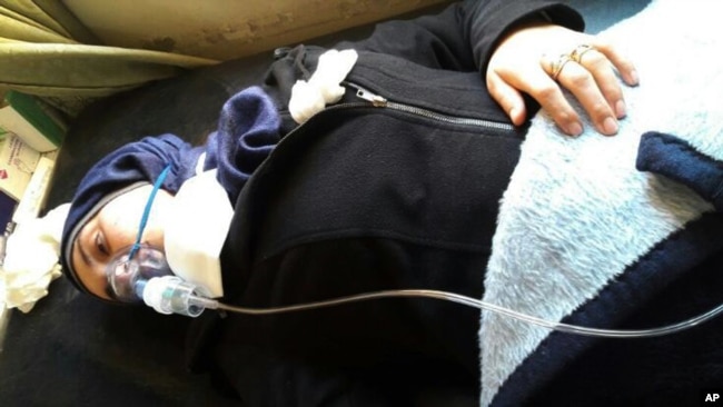 Aya Fadl se encuentra en una cama con una máscara de oxígeno para curar las dificultades respiratorias tras un presunto ataque químico en su pueblo de Khan Sheikhoun, en la provincia de Idlib, Siria, el 4 de abril de 2017.