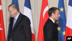Le président turc Recep Tayyip Erdogan, à gauche, et le président français Emmanuel Macron s’apprêtent à animer une conférence de presse commune à l'Elysée, Paris, le 5 janvier 2018.