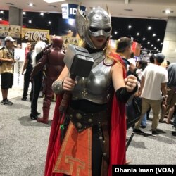 Pengunjung Comic Con memakai kostum ke acara Comic Con di San Diego (Dok: VOA)