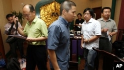 Legal scholar Xu Zhiyong, center, is seen with Chinese lawyers after a meeting in a restaurant in Beijing, China. (2009 File)