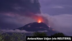 Letusan Gunung Ile Lewotolok terlihat di Lembata, Provinsi Nusa Tenggara Timur, 29 November 2020. (Foto: Antara/Aken Udjan via Reuters)