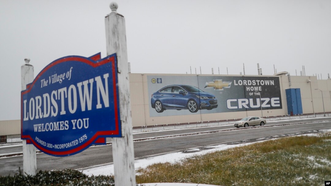 Sebuah spanduk promosi mobil Chevrolet Cruze dipasang di depan pabrik General Motors Lordstown, di Lordstown, Ohio, 27 November 2018. Meski ekonomi AS tumbuh positif, GM memutuskan untuk memangkas pekerja. 