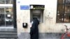 مدیر یک بانک در ایران به دلیل ارایه خدمات به یک زن 'بی‌حجاب' برکنار شد