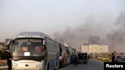 Un convoi de bus transportant des rebelles et leurs familles, Jobar, près de Damas, Syrie, le 26 mars 2018 