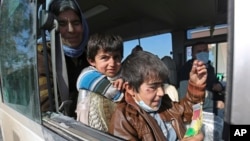 ီအစ္စလာမ်မစ် စစ်သွေးကြွတွေ ပြန်လွှတ်ပေးခဲ့တဲ့ ရာဇာဒီတွေ Dohuk မြို့ကို မထွက်ခွာခင် မိခင်နဲ့အတူ တွေ့ရတဲ့ ဖမ်းဆီးခံရစဉ်အတွင်း ခြင်ကိုက်ခံရပြီး အနာတွေဖြစ်နေတဲ့ ကလေးနှစ်ဦး။ (ဇန်နဝါရီ ၁၈၊ ၂၀၁၅)