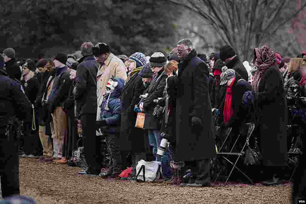 奥巴马总统就职演说之后祝圣(Benediction)，现场观众低头祈祷。（美国之音常晓拍摄）