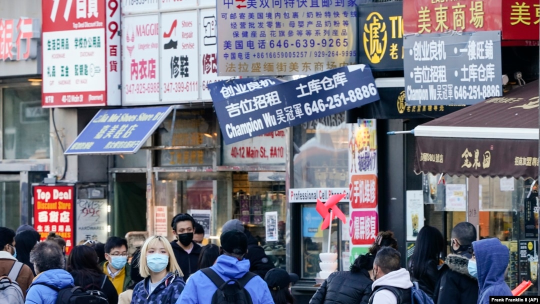 Para pejalan kaki di kawasan Flushing, lingkungan warga Amerika keturunan Asia, di Queens di New York, Selasa, 30 Maret 2021. (Foto: Frank Franklin II/AP)
