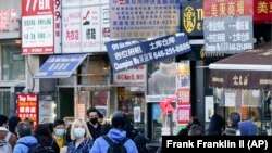 Para pejalan kaki di kawasan Flushing, lingkungan warga Amerika keturunan Asia, di Queens di New York, Selasa, 30 Maret 2021. (Foto: Frank Franklin II/AP)