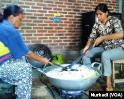 Pekerja memasak abon ikan Aboni yang turut dikirim ke ajang Pertemuan IMF-Bank Dunia di Bali. (Foto:VOA/Nurhadi)