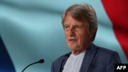 L'ex-ministre français des Affaires étrangères Bernard Kouchner lors de la manifestation «Free Iran 2018 - The Alternative» organisée par le groupe d'opposition iranien exilé à Villepinte, au nord de Paris, le 30 juin 2018.