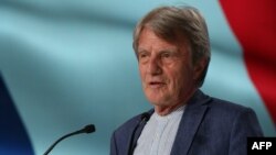 L'ex-ministre français des Affaires étrangères Bernard Kouchner lors de la manifestation «Free Iran 2018 - The Alternative» organisée par le groupe d'opposition iranien exilé à Villepinte, au nord de Paris, le 30 juin 2018.